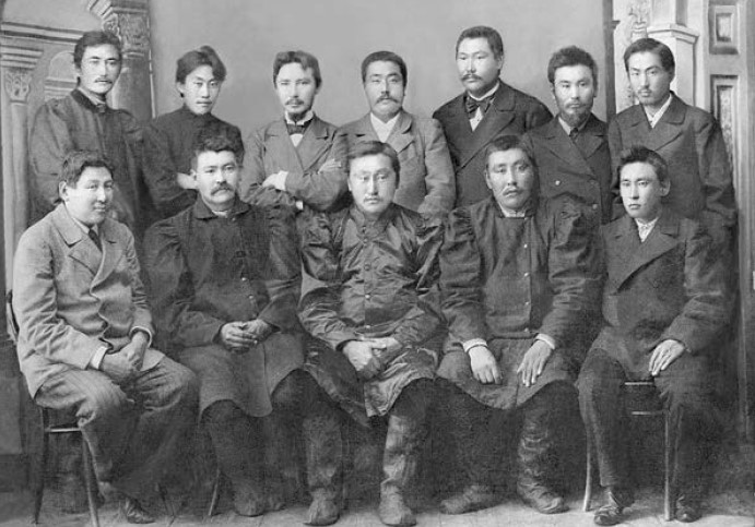 Источник: Фотофонд Черкехского музея, № 710. Представители национальной интеллигенции - участники совещания по проведению земельной реформы, созванного губернатором В.Н. Скрыпицыным